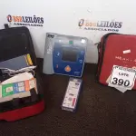 LOTE 390 - 02 DESFIBRILADORES. (NO ESTADO) ATENÇÃO! FAZER A VISITAÇÃO ANTES DE ARREMATAR, NÃO SABEMOS SE FUNCIONA. LEILÃO NÃO TEM GARANTIA E NEM DEVOLUÇÃO, SUJEITO A POSSÍVEIS AVARIAS VISÍVEIS/OCULTAS E/OU AUSÊNCIA DE COMPONENTES.
