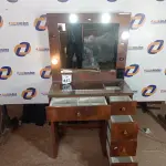 LOTE 441 - 01 PENTEADEIRA C/ESPELHO 05 GAVETAS. (NO ESTADO) ATENÇÃO! FAZER A VISITAÇÃO ANTES DE ARREMATAR, NÃO SABEMOS SE FUNCIONA. LEILÃO NÃO TEM GARANTIA E NEM DEVOLUÇÃO, SUJEITO A POSSÍVEIS AVARIAS VISÍVEIS/OCULTAS E/OU AUSÊNCIA DE COMPONENTES.