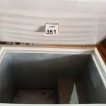 LOTE 351 - 01 FREEZER HORIZONTAL C/01 TAMPA. (NO ESTADO) ATENÇÃO! FAZER A VISITAÇÃO ANTES DE ARREMATAR, NÃO SABEMOS SE FUNCIONA. LEILÃO NÃO TEM GARANTIA E NEM DEVOLUÇÃO, SUJEITO A POSSÍVEIS AVARIAS VISÍVEIS/OCULTAS E/OU AUSÊNCIA DE COMPONENTES.