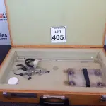 LOTE 405 - 01 CAIXA DE MADEIRA P/MATERIAIS DE LABORATÓRIO. (NO ESTADO) ATENÇÃO! FAZER A VISITAÇÃO ANTES DE ARREMATAR, NÃO SABEMOS SE FUNCIONA. LEILÃO NÃO TEM GARANTIA E NEM DEVOLUÇÃO, SUJEITO A POSSÍVEIS AVARIAS VISÍVEIS/OCULTAS E/OU AUSÊNCIA DE COMPONENTES.