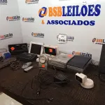 LOTE 346 - 01 PORTA RETRATO DIGITAL, 01 DVD PORTÁTIL E DIVERSOS APARELHOS ELETRÔNICOS. (NO ESTADO) ATENÇÃO! FAZER A VISITAÇÃO ANTES DE ARREMATAR, NÃO SABEMOS SE FUNCIONA. LEILÃO NÃO TEM GARANTIA E NEM DEVOLUÇÃO, SUJEITO A POSSÍVEIS AVARIAS VISÍVEIS/OCULTAS E/OU AUSÊNCIA DE COMPONENTES.