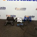 LOTE 318 - 05 JOYSTICKS DE GAMES MARCAS E MODELOS DIVERSOS. (NO ESTADO) ATENÇÃO! FAZER A VISITAÇÃO ANTES DE ARREMATAR, NÃO SABEMOS SE FUNCIONA. LEILÃO NÃO TEM GARANTIA E NEM DEVOLUÇÃO, SUJEITO A POSSÍVEIS AVARIAS VISÍVEIS/OCULTAS E/OU AUSÊNCIA DE COMPONENTES.