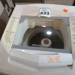 LOTE 433 - 01 MÁQUINA DE LAVAR MARCA BRASTEMP 09KG 220V. (NO ESTADO) ATENÇÃO! FAZER A VISITAÇÃO ANTES DE ARREMATAR, NÃO SABEMOS SE FUNCIONA. LEILÃO NÃO TEM GARANTIA E NEM DEVOLUÇÃO, SUJEITO A POSSÍVEIS AVARIAS VISÍVEIS/OCULTAS E/OU AUSÊNCIA DE COMPONENTES.