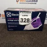 LOTE 328 - 01 FERRO A VAPOR P/ PASSAR ROUPAS ELECTROLUX COR BRANCA C/AZUL (NOVO). (NO ESTADO) ATENÇÃO! FAZER A VISITAÇÃO ANTES DE ARREMATAR, NÃO SABEMOS SE FUNCIONA. LEILÃO NÃO TEM GARANTIA E NEM DEVOLUÇÃO, SUJEITO A POSSÍVEIS AVARIAS VISÍVEIS/OCULTAS E/OU AUSÊNCIA DE COMPONENTES.