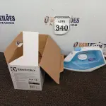 LOTE 340 - 01 FERRO A VAPOR P/ PASSAR ROUPAS ELECTROLUX COR BRANCA C/AZUL (NOVO). (NO ESTADO) ATENÇÃO! FAZER A VISITAÇÃO ANTES DE ARREMATAR, NÃO SABEMOS SE FUNCIONA. LEILÃO NÃO TEM GARANTIA E NEM DEVOLUÇÃO, SUJEITO A POSSÍVEIS AVARIAS VISÍVEIS/OCULTAS E/OU AUSÊNCIA DE COMPONENTES.
