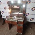LOTE 441 - 01 PENTEADEIRA C/ESPELHO 05 GAVETAS. (NO ESTADO) ATENÇÃO! FAZER A VISITAÇÃO ANTES DE ARREMATAR, NÃO SABEMOS SE FUNCIONA. LEILÃO NÃO TEM GARANTIA E NEM DEVOLUÇÃO, SUJEITO A POSSÍVEIS AVARIAS VISÍVEIS/OCULTAS E/OU AUSÊNCIA DE COMPONENTES.