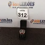 LOTE 312 - 01 RELÓGIO DE PULSO. (NO ESTADO) ATENÇÃO! FAZER A VISITAÇÃO ANTES DE ARREMATAR, NÃO SABEMOS SE FUNCIONA. LEILÃO NÃO TEM GARANTIA E NEM DEVOLUÇÃO, SUJEITO A POSSÍVEIS AVARIAS VISÍVEIS/OCULTAS E/OU AUSÊNCIA DE COMPONENTES.