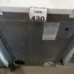 LOTE 430 - 01 MÁQUINA DE LAVAR MARCA ELECTROLUX 10KG 220V. (NO ESTADO) ATENÇÃO! FAZER A VISITAÇÃO ANTES DE ARREMATAR, NÃO SABEMOS SE FUNCIONA. LEILÃO NÃO TEM GARANTIA E NEM DEVOLUÇÃO, SUJEITO A POSSÍVEIS AVARIAS VISÍVEIS/OCULTAS E/OU AUSÊNCIA DE COMPONENTES.