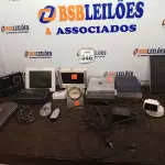 LOTE 346 - 01 PORTA RETRATO DIGITAL, 01 DVD PORTÁTIL E DIVERSOS APARELHOS ELETRÔNICOS. (NO ESTADO) ATENÇÃO! FAZER A VISITAÇÃO ANTES DE ARREMATAR, NÃO SABEMOS SE FUNCIONA. LEILÃO NÃO TEM GARANTIA E NEM DEVOLUÇÃO, SUJEITO A POSSÍVEIS AVARIAS VISÍVEIS/OCULTAS E/OU AUSÊNCIA DE COMPONENTES.