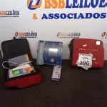 LOTE 390 - 02 DESFIBRILADORES. (NO ESTADO) ATENÇÃO! FAZER A VISITAÇÃO ANTES DE ARREMATAR, NÃO SABEMOS SE FUNCIONA. LEILÃO NÃO TEM GARANTIA E NEM DEVOLUÇÃO, SUJEITO A POSSÍVEIS AVARIAS VISÍVEIS/OCULTAS E/OU AUSÊNCIA DE COMPONENTES.