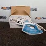 LOTE 311 - 01 FERRO A VAPOR DE PASSAR ROUPAS ELECTROLUX COR BRANCA C/ AZUL (NOVO). (NO ESTADO) ATENÇÃO! FAZER A VISITAÇÃO ANTES DE ARREMATAR, NÃO SABEMOS SE FUNCIONA. LEILÃO NÃO TEM GARANTIA E NEM DEVOLUÇÃO, SUJEITO A POSSÍVEIS AVARIAS VISÍVEIS/OCULTAS E/OU AUSÊNCIA DE COMPONENTES.