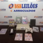 LOTE 383 - 01 XBOX COM 01 CONTROLE E JOGOS DIVERSOS. (NO ESTADO) ATENÇÃO! FAZER A VISITAÇÃO ANTES DE ARREMATAR, NÃO SABEMOS SE FUNCIONA. LEILÃO NÃO TEM GARANTIA E NEM DEVOLUÇÃO, SUJEITO A POSSÍVEIS AVARIAS VISÍVEIS/OCULTAS E/OU AUSÊNCIA DE COMPONENTES.