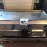 LOTE 371 - 01 MÁQUINA DE CAFÉ EXPRESSO EM INOX INDUSTRIAL. (NO ESTADO) ATENÇÃO! FAZER A VISITAÇÃO ANTES DE ARREMATAR, NÃO SABEMOS SE FUNCIONA. LEILÃO NÃO TEM GARANTIA E NEM DEVOLUÇÃO, SUJEITO A POSSÍVEIS AVARIAS VISÍVEIS/OCULTAS E/OU AUSÊNCIA DE COMPONENTES.