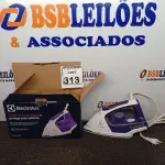 LOTE 313 - 01 FERRO A VAPOR P/PASSAR ROUPAS ELECTROLUX COR BRANCA C/ROXO (NOVO). (NO ESTADO) ATENÇÃO! FAZER A VISITAÇÃO ANTES DE ARREMATAR, NÃO SABEMOS SE FUNCIONA. LEILÃO NÃO TEM GARANTIA E NEM DEVOLUÇÃO, SUJEITO A POSSÍVEIS AVARIAS VISÍVEIS/OCULTAS E/OU AUSÊNCIA DE COMPONENTES.