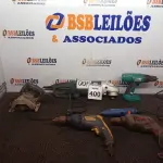 LOTE 400 - 01 LIXADEIRA, 02 PARAFUSADEIRAS, 02 FURADEIRAS E 01 MAKITA SUCATA. (NO ESTADO) ATENÇÃO! FAZER A VISITAÇÃO ANTES DE ARREMATAR, NÃO SABEMOS SE FUNCIONA. LEILÃO NÃO TEM GARANTIA E NEM DEVOLUÇÃO, SUJEITO A POSSÍVEIS AVARIAS VISÍVEIS/OCULTAS E/OU AUSÊNCIA DE COMPONENTES.