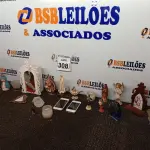 LOTE 308 - 02 CELULARES E DIVERSOS ARTIGOS E IMAGENS RELIGIOSAS. (NO ESTADO) ATENÇÃO! FAZER A VISITAÇÃO ANTES DE ARREMATAR, NÃO SABEMOS SE FUNCIONA. LEILÃO NÃO TEM GARANTIA E NEM DEVOLUÇÃO, SUJEITO A POSSÍVEIS AVARIAS VISÍVEIS/OCULTAS E/OU AUSÊNCIA DE COMPONENTES.