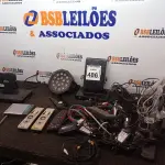 LOTE 486 - 01 LOTE COM ELETRÔNICOS DIVERSOS E 01 LUMINÁRIA DE LED. (NO ESTADO) ATENÇÃO! FAZER A VISITAÇÃO ANTES DE ARREMATAR, NÃO SABEMOS SE FUNCIONA. LEILÃO NÃO TEM GARANTIA E NEM DEVOLUÇÃO, SUJEITO A POSSÍVEIS AVARIAS VISÍVEIS/OCULTAS E/OU AUSÊNCIA DE COMPONENTES.