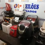 LOTE 264 - 02 AIR FRYES, 05 SANDUICHEIRAS, 01 TORRADEIRA, 01 BATEDEIRA E UTENSÍLIOS DIVERSOS.  (NO ESTADO) ATENÇÃO! FAZER A VISITAÇÃO ANTES DE ARREMATAR, NÃO SABEMOS SE FUNCIONA. LEILÃO NÃO TEM GARANTIA E NEM DEVOLUÇÃO, SUJEITO A POSSÍVEIS AVARIAS VISÍVEIS/OCULTAS E/OU AUSÊNCIA DE COMPONENTES.
