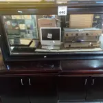 LOTE 440 - 01 APARADOR PARA SALA C/ ESPELHO. (NO ESTADO) ATENÇÃO! FAZER A VISITAÇÃO ANTES DE ARREMATAR, NÃO SABEMOS SE FUNCIONA. LEILÃO NÃO TEM GARANTIA E NEM DEVOLUÇÃO, SUJEITO A POSSÍVEIS AVARIAS VISÍVEIS/OCULTAS E/OU AUSÊNCIA DE COMPONENTES.