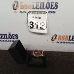 LOTE 312 - 01 RELÓGIO DE PULSO. (NO ESTADO) ATENÇÃO! FAZER A VISITAÇÃO ANTES DE ARREMATAR, NÃO SABEMOS SE FUNCIONA. LEILÃO NÃO TEM GARANTIA E NEM DEVOLUÇÃO, SUJEITO A POSSÍVEIS AVARIAS VISÍVEIS/OCULTAS E/OU AUSÊNCIA DE COMPONENTES.