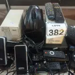 LOTE 382 - 01 VíDEO CASSETE, 03 ESTABILIZADORES, 03 MAQUINAS FOTOGRÁFICAS, 01 APARELHO DE TELEFONE E DIVERSOS CONTROLES REMOTOS MARCAS E MODELOS DIVERSOS.  (NO ESTADO) ATENÇÃO! FAZER A VISITAÇÃO ANTES DE ARREMATAR, NÃO SABEMOS SE FUNCIONA. LEILÃO NÃO TEM GARANTIA E NEM DEVOLUÇÃO, SUJEITO A POSSÍVEIS AVARIAS VISÍVEIS/OCULTAS E/OU AUSÊNCIA DE COMPONENTES.