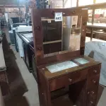 LOTE 441 - 01 PENTEADEIRA C/ESPELHO 05 GAVETAS. (NO ESTADO) ATENÇÃO! FAZER A VISITAÇÃO ANTES DE ARREMATAR, NÃO SABEMOS SE FUNCIONA. LEILÃO NÃO TEM GARANTIA E NEM DEVOLUÇÃO, SUJEITO A POSSÍVEIS AVARIAS VISÍVEIS/OCULTAS E/OU AUSÊNCIA DE COMPONENTES.