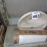 LOTE 487 - 01 LAVATÓRIO P/BANHEIRO C/COLUNA. (NO ESTADO) ATENÇÃO! FAZER A VISITAÇÃO ANTES DE ARREMATAR, NÃO SABEMOS SE FUNCIONA. LEILÃO NÃO TEM GARANTIA E NEM DEVOLUÇÃO, SUJEITO A POSSÍVEIS AVARIAS VISÍVEIS/OCULTAS E/OU AUSÊNCIA DE COMPONENTES.