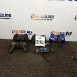 LOTE 318 - 05 JOYSTICKS DE GAMES MARCAS E MODELOS DIVERSOS. (NO ESTADO) ATENÇÃO! FAZER A VISITAÇÃO ANTES DE ARREMATAR, NÃO SABEMOS SE FUNCIONA. LEILÃO NÃO TEM GARANTIA E NEM DEVOLUÇÃO, SUJEITO A POSSÍVEIS AVARIAS VISÍVEIS/OCULTAS E/OU AUSÊNCIA DE COMPONENTES.