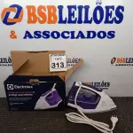 LOTE 313 - 01 FERRO A VAPOR P/PASSAR ROUPAS ELECTROLUX COR BRANCA C/ROXO (NOVO). (NO ESTADO) ATENÇÃO! FAZER A VISITAÇÃO ANTES DE ARREMATAR, NÃO SABEMOS SE FUNCIONA. LEILÃO NÃO TEM GARANTIA E NEM DEVOLUÇÃO, SUJEITO A POSSÍVEIS AVARIAS VISÍVEIS/OCULTAS E/OU AUSÊNCIA DE COMPONENTES.