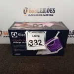 LOTE 332 - 01 FERRO A VAPOR P/ PASSAR ROUPAS ELECTROLUX COR BRANCA C/AZUL (NOVO). (NO ESTADO) ATENÇÃO! FAZER A VISITAÇÃO ANTES DE ARREMATAR, NÃO SABEMOS SE FUNCIONA. LEILÃO NÃO TEM GARANTIA E NEM DEVOLUÇÃO, SUJEITO A POSSÍVEIS AVARIAS VISÍVEIS/OCULTAS E/OU AUSÊNCIA DE COMPONENTES.