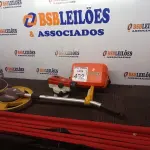 LOTE 402 - 01 APARELHO DE TOPOGRAFIA, 01 MEDIDOR DE RUA 03 VARÕES. (NO ESTADO) ATENÇÃO! FAZER A VISITAÇÃO ANTES DE ARREMATAR, NÃO SABEMOS SE FUNCIONA. LEILÃO NÃO TEM GARANTIA E NEM DEVOLUÇÃO, SUJEITO A POSSÍVEIS AVARIAS VISÍVEIS/OCULTAS E/OU AUSÊNCIA DE COMPONENTES.