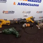 LOTE 502 - 02 SERRAS SABRE MARCA DEWALT MODELO DC385-BR S/BATERIA, 01 LIXADEIRA, 01 FURADEIRA E 01 MAKITA P/RETIRADA DE PEÇAS. (NO ESTADO) ATENÇÃO! FAZER A VISITAÇÃO ANTES DE ARREMATAR, NÃO SABEMOS SE FUNCIONA. LEILÃO NÃO TEM GARANTIA E NEM DEVOLUÇÃO, SUJEITO A POSSÍVEIS AVARIAS VISÍVEIS/OCULTAS E/OU AUSÊNCIA DE COMPONENTES.