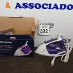 LOTE 332 - 01 FERRO A VAPOR P/ PASSAR ROUPAS ELECTROLUX COR BRANCA C/AZUL (NOVO). (NO ESTADO) ATENÇÃO! FAZER A VISITAÇÃO ANTES DE ARREMATAR, NÃO SABEMOS SE FUNCIONA. LEILÃO NÃO TEM GARANTIA E NEM DEVOLUÇÃO, SUJEITO A POSSÍVEIS AVARIAS VISÍVEIS/OCULTAS E/OU AUSÊNCIA DE COMPONENTES.