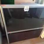 LOTE 442 - 01 TV DE TUBO ANTIGA MARCA TOSHIBA. (NO ESTADO) ATENÇÃO! FAZER A VISITAÇÃO ANTES DE ARREMATAR, NÃO SABEMOS SE FUNCIONA. LEILÃO NÃO TEM GARANTIA E NEM DEVOLUÇÃO, SUJEITO A POSSÍVEIS AVARIAS VISÍVEIS/OCULTAS E/OU AUSÊNCIA DE COMPONENTES.