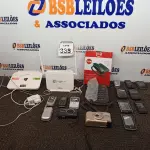 LOTE 338 - 02 ROTEADORES, 01 MÁQUINA FOTOGRÁFICA E ELETRÔNICOS DIVERSOS. (NO ESTADO) ATENÇÃO! FAZER A VISITAÇÃO ANTES DE ARREMATAR, NÃO SABEMOS SE FUNCIONA. LEILÃO NÃO TEM GARANTIA E NEM DEVOLUÇÃO, SUJEITO A POSSÍVEIS AVARIAS VISÍVEIS/OCULTAS E/OU AUSÊNCIA DE COMPONENTES.