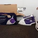 LOTE 345 - 01 FERRO A VAPOR P/ PASSAR ROUPAS ELECTROLUX COR BRANCA C/AZUL (NOVO). (NO ESTADO) ATENÇÃO! FAZER A VISITAÇÃO ANTES DE ARREMATAR, NÃO SABEMOS SE FUNCIONA. LEILÃO NÃO TEM GARANTIA E NEM DEVOLUÇÃO, SUJEITO A POSSÍVEIS AVARIAS VISÍVEIS/OCULTAS E/OU AUSÊNCIA DE COMPONENTES.