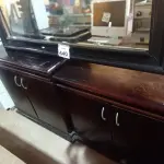 LOTE 440 - 01 APARADOR PARA SALA C/ ESPELHO. (NO ESTADO) ATENÇÃO! FAZER A VISITAÇÃO ANTES DE ARREMATAR, NÃO SABEMOS SE FUNCIONA. LEILÃO NÃO TEM GARANTIA E NEM DEVOLUÇÃO, SUJEITO A POSSÍVEIS AVARIAS VISÍVEIS/OCULTAS E/OU AUSÊNCIA DE COMPONENTES.