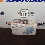 LOTE 317 - 01 FERRO A VAPOR P/ PASSAR ROUPAS ELECTROLUX COR BRANCA C/AZUL (NOVO). (NO ESTADO) ATENÇÃO! FAZER A VISITAÇÃO ANTES DE ARREMATAR, NÃO SABEMOS SE FUNCIONA. LEILÃO NÃO TEM GARANTIA E NEM DEVOLUÇÃO, SUJEITO A POSSÍVEIS AVARIAS VISÍVEIS/OCULTAS E/OU AUSÊNCIA DE COMPONENTES.