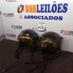 LOTE 479 - 02 CAPACETES DE PILOTO. (NO ESTADO) ATENÇÃO! FAZER A VISITAÇÃO ANTES DE ARREMATAR, NÃO SABEMOS SE FUNCIONA. LEILÃO NÃO TEM GARANTIA E NEM DEVOLUÇÃO, SUJEITO A POSSÍVEIS AVARIAS VISÍVEIS/OCULTAS E/OU AUSÊNCIA DE COMPONENTES.