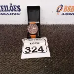 LOTE 324 - 01 RELÓGIO DE PULSO. (NO ESTADO) ATENÇÃO! FAZER A VISITAÇÃO ANTES DE ARREMATAR, NÃO SABEMOS SE FUNCIONA. LEILÃO NÃO TEM GARANTIA E NEM DEVOLUÇÃO, SUJEITO A POSSÍVEIS AVARIAS VISÍVEIS/OCULTAS E/OU AUSÊNCIA DE COMPONENTES.