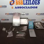 LOTE 296 - 01 LOTE COM MATERIAIS ODONTOLÓGICOS DIVERSOS. (NO ESTADO) ATENÇÃO! FAZER A VISITAÇÃO ANTES DE ARREMATAR, NÃO SABEMOS SE FUNCIONA. LEILÃO NÃO TEM GARANTIA E NEM DEVOLUÇÃO, SUJEITO A POSSÍVEIS AVARIAS VISÍVEIS/OCULTAS E/OU AUSÊNCIA DE COMPONENTES.