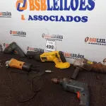 LOTE 498 - 01 SERRA SABRE MARCA DEWALT MODELO DC385-BR S/BATERIA 02 FURADEIRAS E 02 LIXADEIRAS MARCAS E MODELOS DIVERSOS P/RETIRADA DE PEÇAS. (NO ESTADO) ATENÇÃO! FAZER A VISITAÇÃO ANTES DE ARREMATAR, NÃO SABEMOS SE FUNCIONA. LEILÃO NÃO TEM GARANTIA E NEM DEVOLUÇÃO, SUJEITO A POSSÍVEIS AVARIAS VISÍVEIS/OCULTAS E/OU AUSÊNCIA DE COMPONENTES.