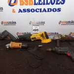 LOTE 498 - 01 SERRA SABRE MARCA DEWALT MODELO DC385-BR S/BATERIA 02 FURADEIRAS E 02 LIXADEIRAS MARCAS E MODELOS DIVERSOS P/RETIRADA DE PEÇAS. (NO ESTADO) ATENÇÃO! FAZER A VISITAÇÃO ANTES DE ARREMATAR, NÃO SABEMOS SE FUNCIONA. LEILÃO NÃO TEM GARANTIA E NEM DEVOLUÇÃO, SUJEITO A POSSÍVEIS AVARIAS VISÍVEIS/OCULTAS E/OU AUSÊNCIA DE COMPONENTES.