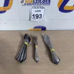 LOTE 193 - 10 GARFOS, 10 COLHERES E 08 FACAS DE MESA. (NO ESTADO) ATENÇÃO! FAZER A VISITAÇÃO ANTES DE ARREMATAR, NÃO SABEMOS SE FUNCIONA. LEILÃO NÃO TEM GARANTIA E NEM DEVOLUÇÃO, SUJEITO A POSSÍVEIS AVARIAS VISÍVEIS/OCULTAS E/OU AUSÊNCIA DE COMPONENTES.