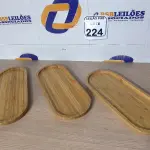 LOTE 224 - 03 BANDEJAS EM MADEIRA. (NO ESTADO) ATENÇÃO! FAZER A VISITAÇÃO ANTES DE ARREMATAR, NÃO SABEMOS SE FUNCIONA. LEILÃO NÃO TEM GARANTIA E NEM DEVOLUÇÃO, SUJEITO A POSSÍVEIS AVARIAS VISÍVEIS/OCULTAS E/OU AUSÊNCIA DE COMPONENTES.