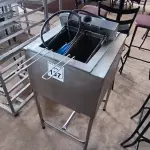 LOTE 137 - 01 FRITADEIRA ELÉTRICA ÁGUA E ÓLEO COM CESTOS. (NO ESTADO) ATENÇÃO! FAZER A VISITAÇÃO ANTES DE ARREMATAR, NÃO SABEMOS SE FUNCIONA. LEILÃO NÃO TEM GARANTIA E NEM DEVOLUÇÃO, SUJEITO A POSSÍVEIS AVARIAS VISÍVEIS/OCULTAS E/OU AUSÊNCIA DE COMPONENTES.