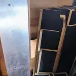 LOTE 187 - 02 JANELAS EM MADEIRA PARA DECORAÇÃO E MADEIRAS DIVERSAS. (NO ESTADO) ATENÇÃO! FAZER A VISITAÇÃO ANTES DE ARREMATAR, NÃO SABEMOS SE FUNCIONA. LEILÃO NÃO TEM GARANTIA E NEM DEVOLUÇÃO, SUJEITO A POSSÍVEIS AVARIAS VISÍVEIS/OCULTAS E/OU AUSÊNCIA DE COMPONENTES.