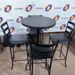 LOTE 180 - 01 MESA BISTRÔ COM 04 BANQUETAS ALTAS. (NO ESTADO) ATENÇÃO! FAZER A VISITAÇÃO ANTES DE ARREMATAR, NÃO SABEMOS SE FUNCIONA. LEILÃO NÃO TEM GARANTIA E NEM DEVOLUÇÃO, SUJEITO A POSSÍVEIS AVARIAS VISÍVEIS/OCULTAS E/OU AUSÊNCIA DE COMPONENTES.