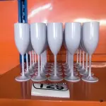 LOTE 129 - 30 TAÇAS EM PLÁSTICO PARA CHAMPANHEIRA COR BRANCA. (NO ESTADO) ATENÇÃO! FAZER A VISITAÇÃO ANTES DE ARREMATAR, NÃO SABEMOS SE FUNCIONA. LEILÃO NÃO TEM GARANTIA E NEM DEVOLUÇÃO, SUJEITO A POSSÍVEIS AVARIAS VISÍVEIS/OCULTAS E/OU AUSÊNCIA DE COMPONENTES.