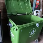 LOTE 069 - 01 LIXEIRA CONTAINER EM PLÁSTICO 660 LITROS. (NO ESTADO) ATENÇÃO! FAZER A VISITAÇÃO ANTES DE ARREMATAR, NÃO SABEMOS SE FUNCIONA. LEILÃO NÃO TEM GARANTIA E NEM DEVOLUÇÃO, SUJEITO A POSSÍVEIS AVARIAS VISÍVEIS/OCULTAS E/OU AUSÊNCIA DE COMPONENTES.